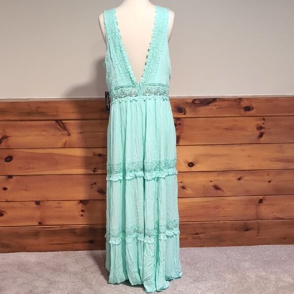 VENUS Green Maxi Sundress with Plunge Neckline and Ruched Details - Picture 3 of 6